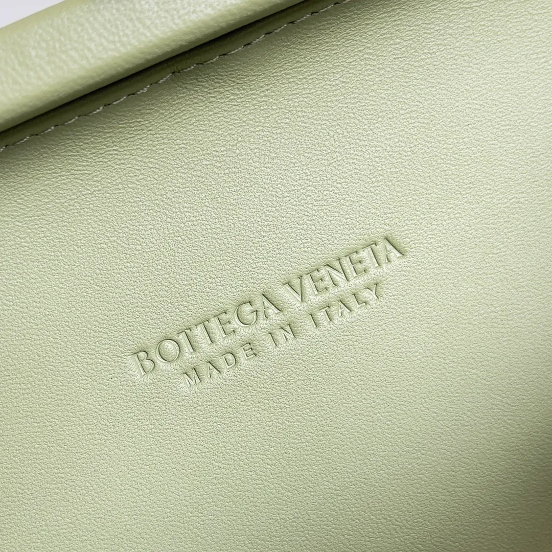 Batch 1860 BV Knot | The classic return of the evening bag. Original leather ➕ Stainless steel hardware ➕ 24k real gold plating ➕ Fully handmade. Those who know the history of our brand should have heard that the knot is a story of Bottega Veneta, and it is also one of the more important design elements. Matthieu Blazy's work this season sublimates Knot's classics, with a new knot design and a woven shoulder strap, plus Fouland Intreccio's weaving technology, adding some fashion to the retro and nostalgic feel of the past. Style number: 717622 Size: 20.5*6*12.5